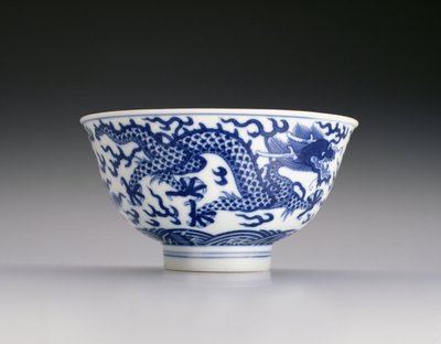 Kom met draken en golven, Xianfeng merk en periode 1851-61 door Chinese School