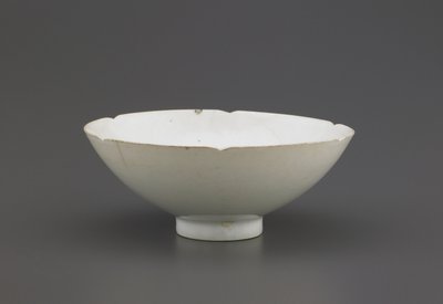 Kom met ingekeepte rand, Jingdezhen, Jiangzi-provincie, Noordelijke of Zuidelijke Song-dynastie door Chinese School