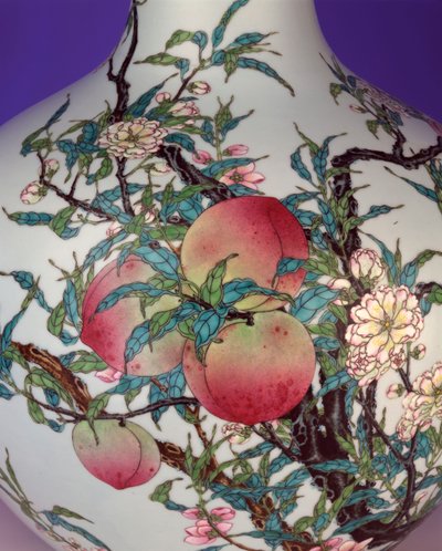 Detail van een prachtige famille rose negen-perzik bolvormige flesvaas, 1735-1795 door Chinese School