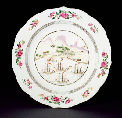 Dinerbord geschilderd in Famille Rose met de Tafelberg en vier schepen met de Nederlandse vlag bij Kaap de Goede Hoop, Qianlong periode (1736-95) ca.1770 door Chinese School