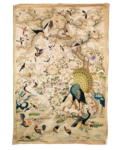 Geborduurd Paneel met een Paar Pauwen en Talrijke Andere Vogels Onder een Kromme Boom met Pioenrozen en Prunusbloesem, Canton door Chinese School