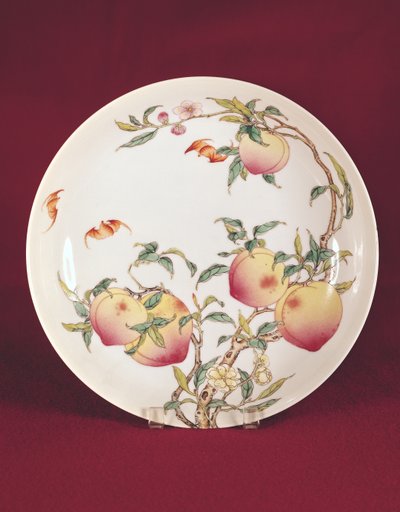 Famille rose bord versierd met een patroon van abrikozen, Qing-dynastie door Chinese School