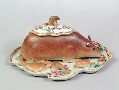 Famille rose sauskom en deksel gemodelleerd als een eekhoorn, Chien Lung periode (1736-95) door Chinese School