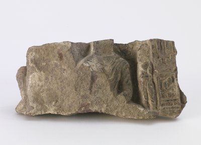 Fragment, toont Torso van Zittende Boeddha, een Staande Bodhisattva en twee Cartouches aan de Voorzijde, c.500 door Chinese School