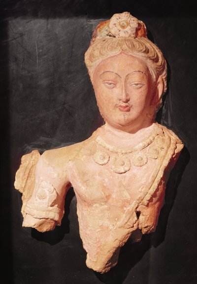Hoofd en buste van een Bodhisattva in prinselijke kleding, uit Kumtura, Xinjiang, 7e-8e eeuw door Chinese School