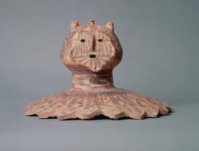 Deksel van een Yangshao-pot, mogelijk het gezicht van een sjamaan voorstellend, Yangshao-periode, c.2500 v.Chr. (aardewerk) door Chinese School