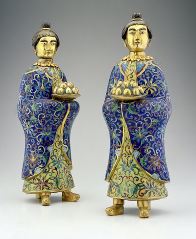 Paar vrouwelijke bedienden, Qianlong-periode, 1736-95 (cloisonne-email) door Chinese School