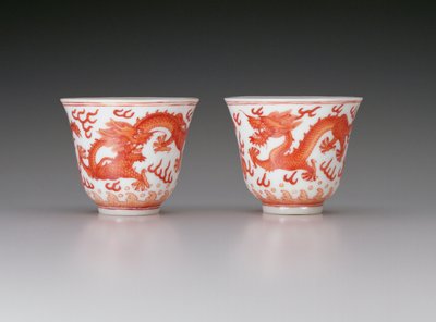 Paar wijnglazen, met vijfklauwige draken op jacht naar vlammende parels, Guangxu merk en periode 1875-1908, Chinees door Chinese School