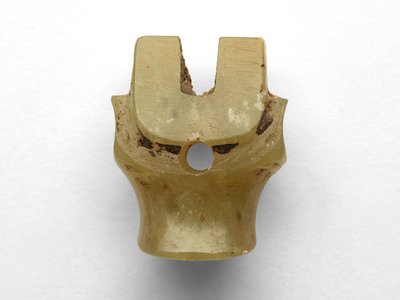 Hanger in de vorm van een rundskop, herwerkt, ca. 1100-1000 v.Chr. door Chinese School