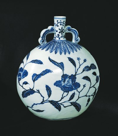 Pelgrims blauwe en witte kalebas met bloemversieringen, ca. 1403-24 door Chinese School