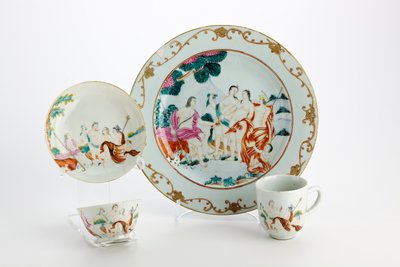 Bord, theekopje, koffiekopje en schotel versierd met voorstellingen van het oordeel van Parijs door Chinese School