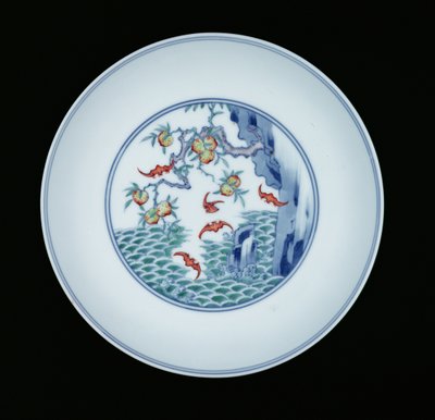 Porseleinen schaal beschilderd in onderglazuur blauw en ducai emaille, 1723-1735 door Chinese School