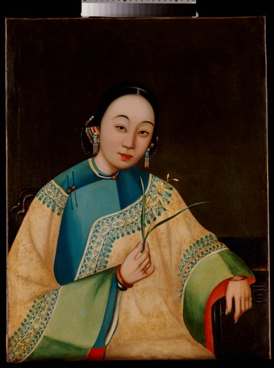 Portret van een hofdame, zittend halve lengte in een geborduurde mantel, met een bloem, midden 19e eeuw door Chinese School