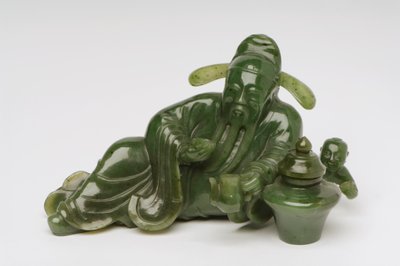 Liggende Chinese geleerde figuur (jade) door Chinese School