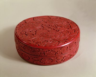 Rode lakdoos versierd met pioenen, 1426-27 door Chinese School