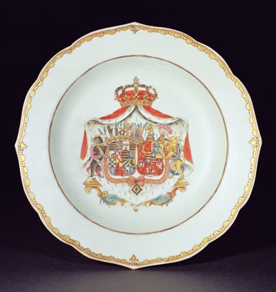 Soepbord versierd in goud en email met de wapens van Christian Auguste, Prins van Anhalt-Zerbst (1690-1747) en Johanna Elizabeth van Holstein-Gottorp (1712-60), ouders van Catharina de Grote door Chinese School