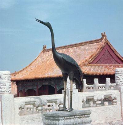 Standbeeld van een ooievaar met een zijpaviljoen van de Hal van Opperste Harmonie op de achtergrond, Ming-dynastie door Chinese School