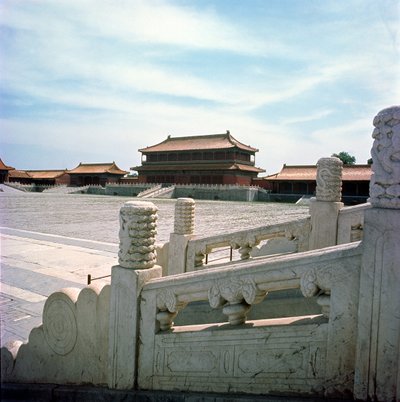 Uitzicht op de centrale helling die leidt van de Hal van Opperste Harmonie, Ming-dynastie 1420 door Chinese School