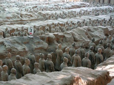 Xian Museum, put met krijgers en terracotta paarden uit het graf van keizer Shi Huangdi door Chinese School