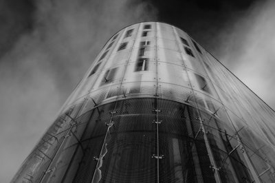 Opvallend gebouw met gebogen glas door Chris Hamilton