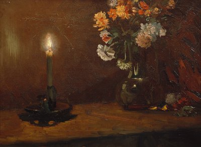 Schikking met kaars en bloemen in vaas door Christian Eriksen Skredsvig