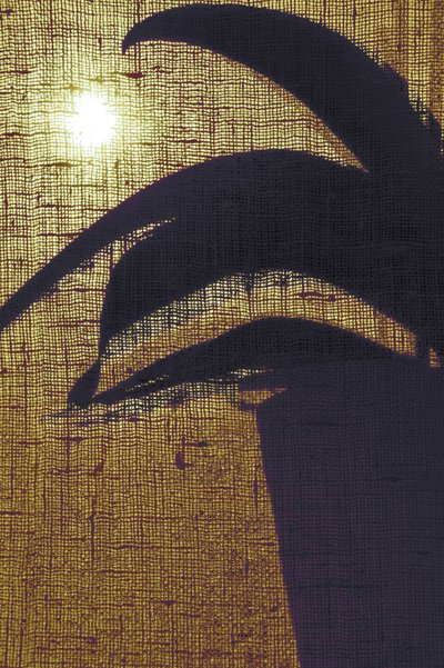 Silhouet van een gouden lichtplant door Christina Sillen