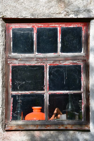 Rustiek rood raam door Christina Sillen
