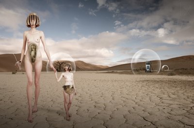 Futuristische woestijnfiguren door Christine von Diepenbroek