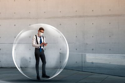 Man in een sociale bubbel door Christine von Diepenbroek