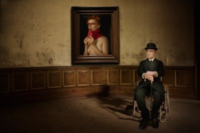 Man bekijkt naaktportret door Christine von Diepenbroek