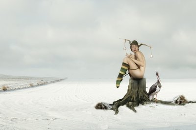 Naakte nar in een winters tafereel door Christine von Diepenbroek