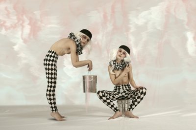 Surrealistische harlekijnfiguren door Christine von Diepenbroek