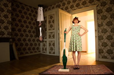 Surrealistische huishoudelijke klusjes door Christine von Diepenbroek