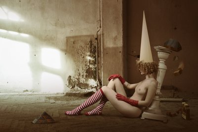 Surrealistische naakte kegelhoed door Christine von Diepenbroek