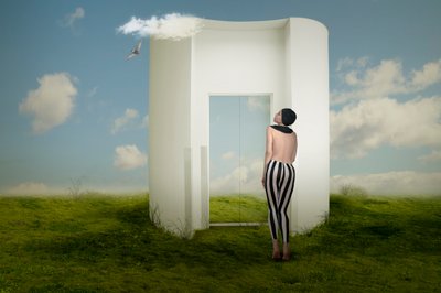 Vrouw bij een surrealistisch portaal door Christine von Diepenbroek