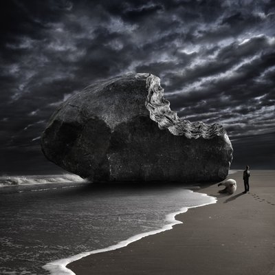 Bitten Rock op Stormy Beach door Christophe Kiciak