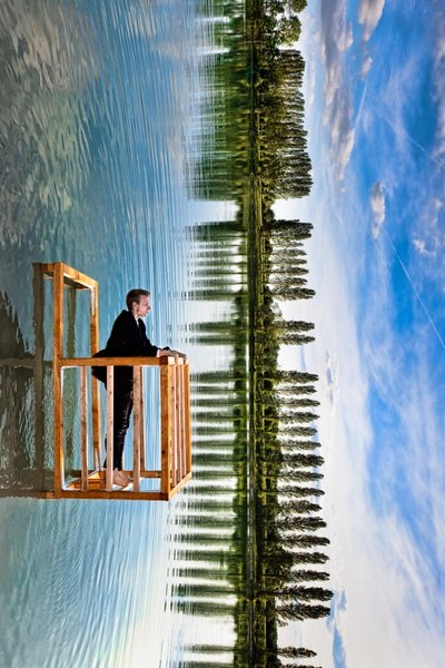 De man en de spiegelende hemel door Christophe Kiciak