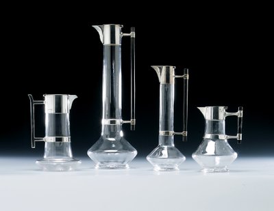 Een zilveren karaf en ander glaswerk door Christopher (attr. to) Dresser