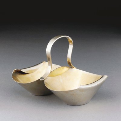 Een witte metalen mand door Christopher Dresser