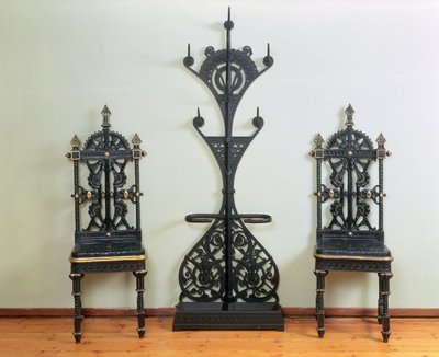 Kapstok, hoed en paraplustandaard geflankeerd door twee tuin- of halstoelen, Coalbrookdale, 1867-69 door Christopher Dresser