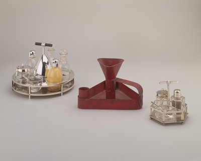 Verzilverd zilveren cruet set, Elkington & Co., 1885; rood vertind ijzeren driehoekige druipkaarsenhouder, Richard Perry, Son & Co., ca. 1876; verzilverd zilveren cruet set, Hukin & Heath, 1885 door Christopher Dresser