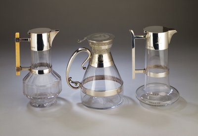 Zilveren gemonteerde wijnkan, 1882; elektroplate gemonteerde wijnkan met esthetische stijl decoratie op de monturen; zilveren gemonteerde wijnkan, 1880, allemaal vervaardigd door Hukin & Heath door Christopher Dresser