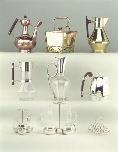 Boven, L-R: Oosterse koffiepot, Benham & Froud; Japanse vierkante theepot met klinknagels, Benham & Froud; Claretkan, Richard Perry, Son & Co. door Christopher Dresser