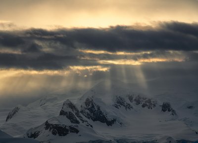 Gouden stralen boven de bergen door Chuanxu Ren