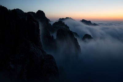 Mistige bergtoppen door Chuanxu Ren