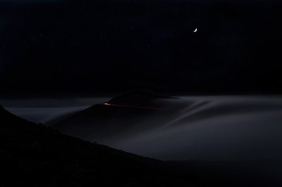 Mistige bergweg bij nacht door Chuanxu Ren