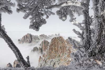 Mistige wintertoppen door Chuanxu Ren