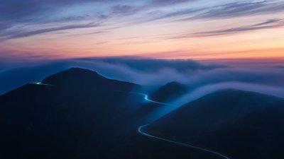 Schemering op de kronkelende berg door Chuanxu Ren