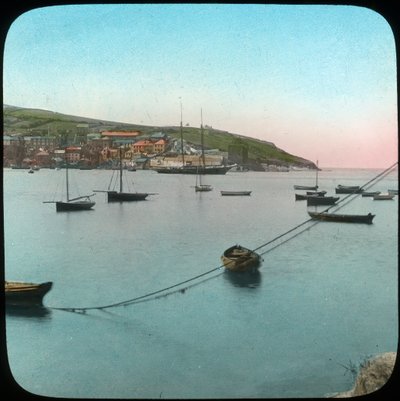 Polruan vanuit Fowey, Cornwall, eind 19e of begin 20e eeuw door Church Army Lantern Department