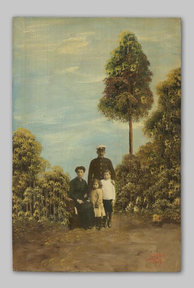 Portret van een onbekende man in marine-uniform, vrouw en twee kinderen in struikgewas door Clady
